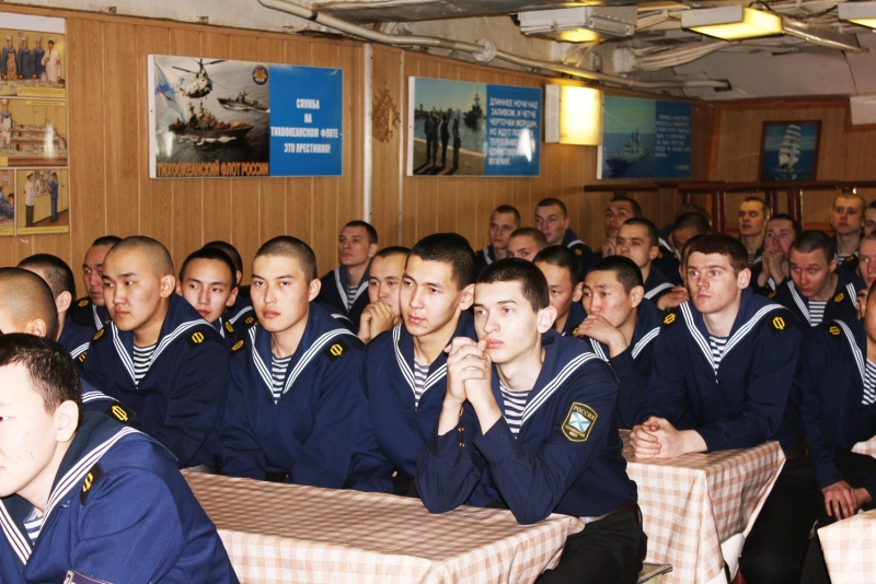 Концерт помог матросам временно отодвинуть все сложности военной службы на второй план