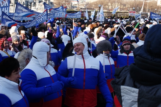 Участники митинга "Приморье за стабильность"